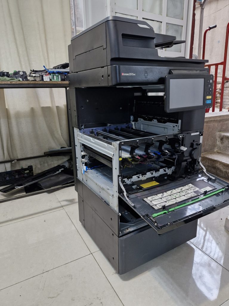 این دستگاه کپی توشیبا رنگی 3515 است